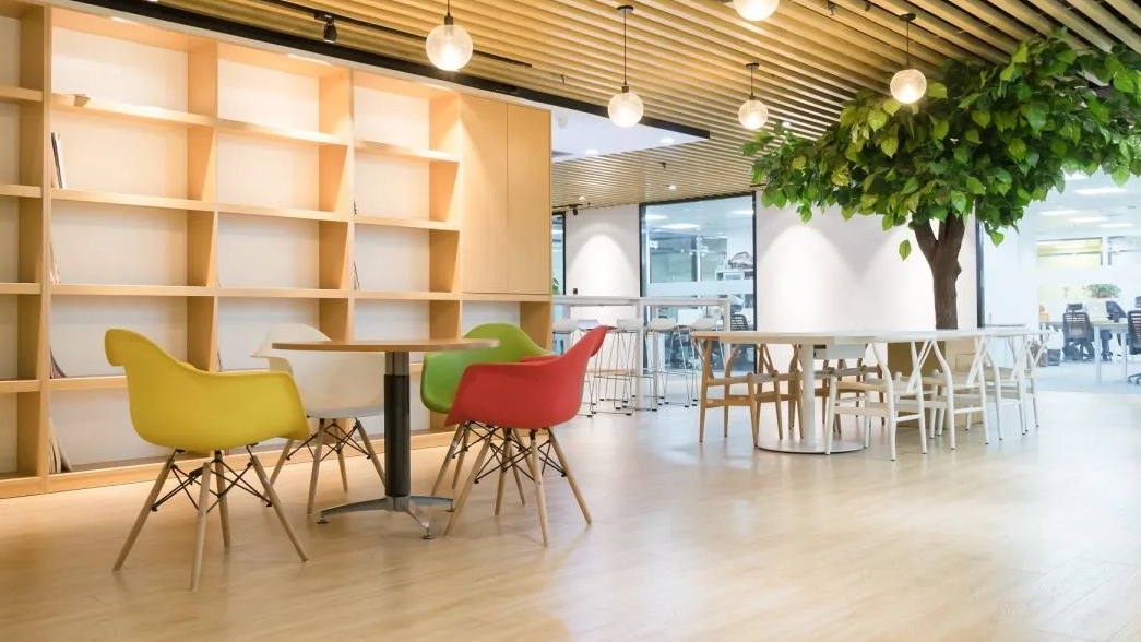 办公室装修地面选用木地板好还是瓷砖好？